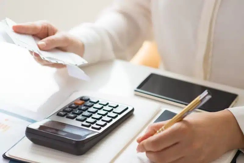 Salaire de 26000 euros brut en net évaluation et implications