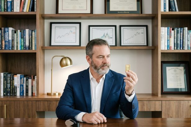 Homme d'affaires en costume examinant une barre d'or