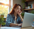 Jeune professionnel travaillant à domicile dans un bureau organisé