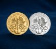 2 pièces d’or rondes sur textile bleu